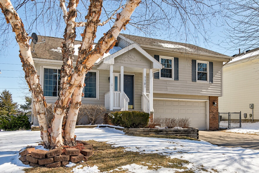 Building Photo - 1101 SE Chaparal Dr