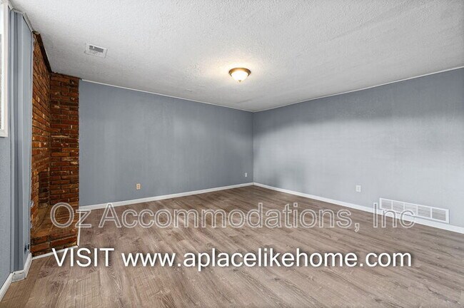 Building Photo - 608 E 78th St