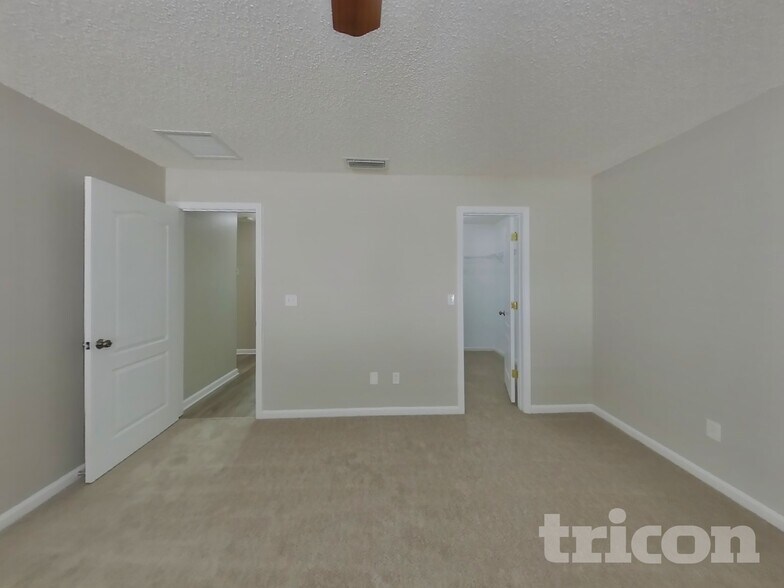 Building Photo - 6669 Southern Oaks Dr