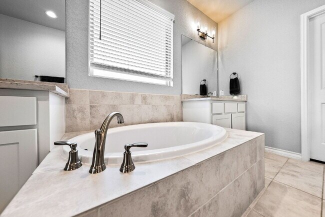 Building Photo - Rare Cibolo Canyons Opportunity | Guest Suite Downstairs, Optional 5th Bedroom, No Carpet, No Rea...