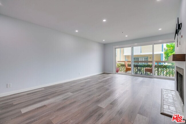 Building Photo - 230 S Catalina Ave