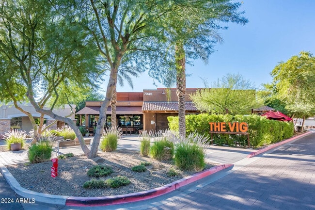 Building Photo - 7526 N Vía De La Campana