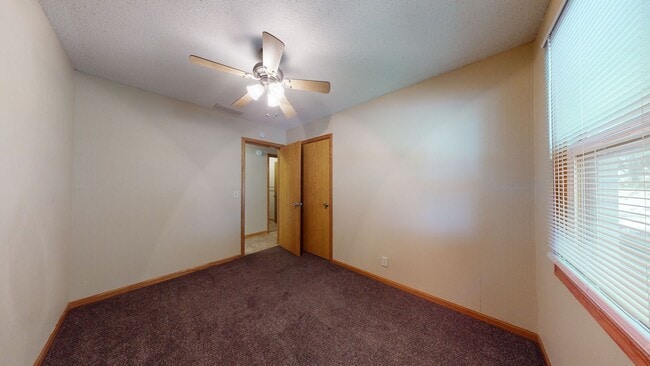 Building Photo - 3 Bedroom, 1.5 Bathroom House