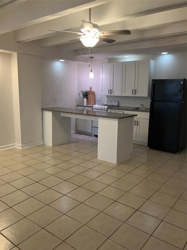 Building Photo - 5914 Lago Vista Way