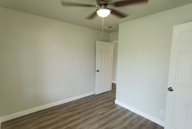 Building Photo - 4 Bedroom 2 bath in Valley High