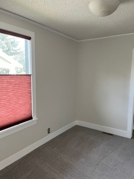 Main floor bedroom - 620 N Davis St