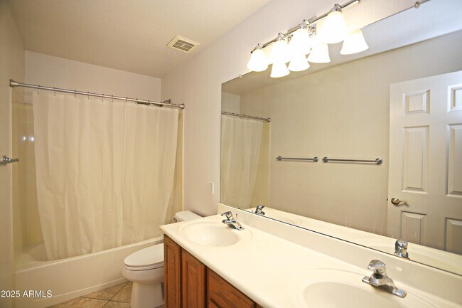 Building Photo - 4953 S Moss Dr