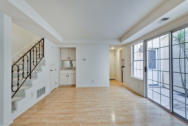 Building Photo - Lovely and spacious 3BR 2.5BA townhouse in...