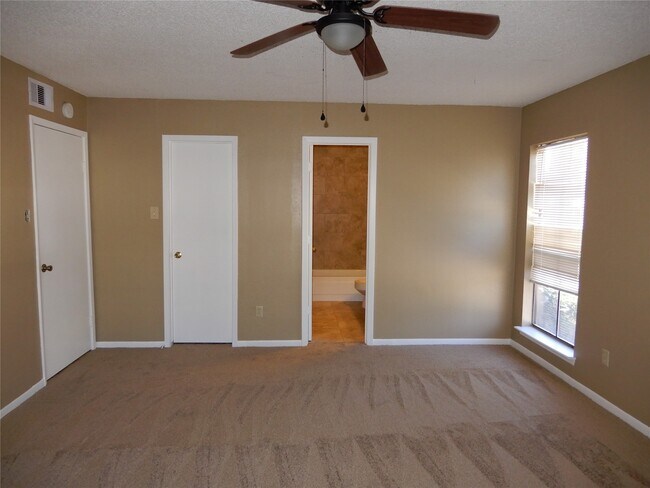 Building Photo - 17401 Red Oak Dr