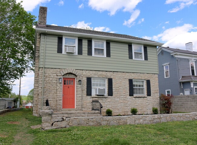 Primary Photo - 210 W Poplar St