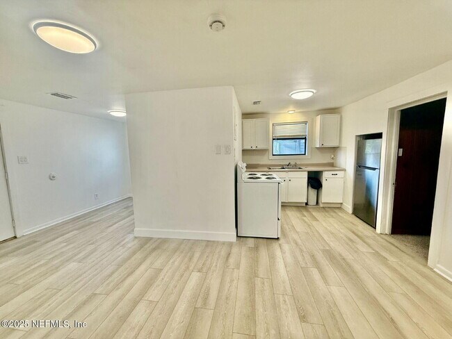 Building Photo - 1077 Willow Branch Ave