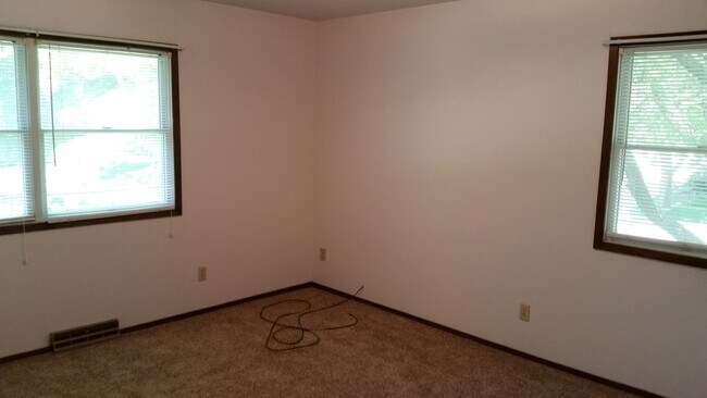 Building Photo - Fandre Dr 2823-2825