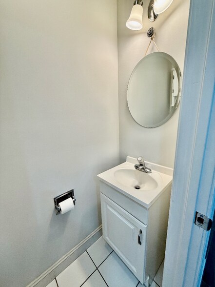 Building Photo - 2606 E Madison St