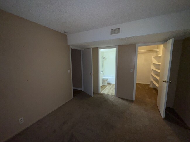 Building Photo - 1 Bedroom Condo close to the Strip and UNLV