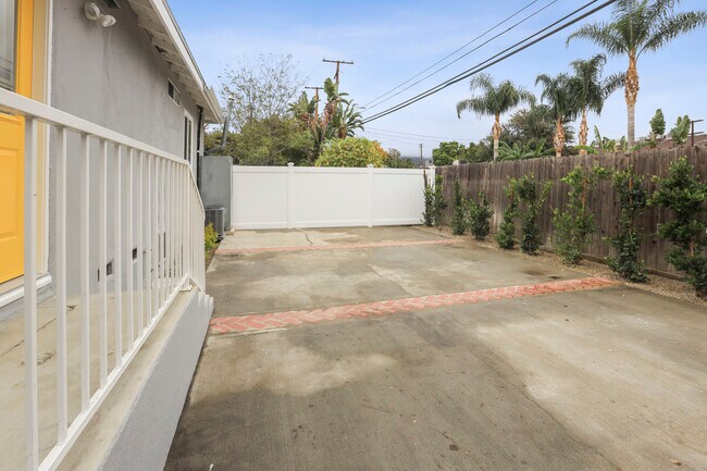 Building Photo - 1018 S Bruce Ln