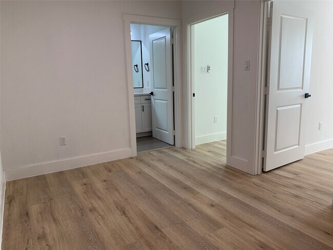 Building Photo - 9026 Scott St