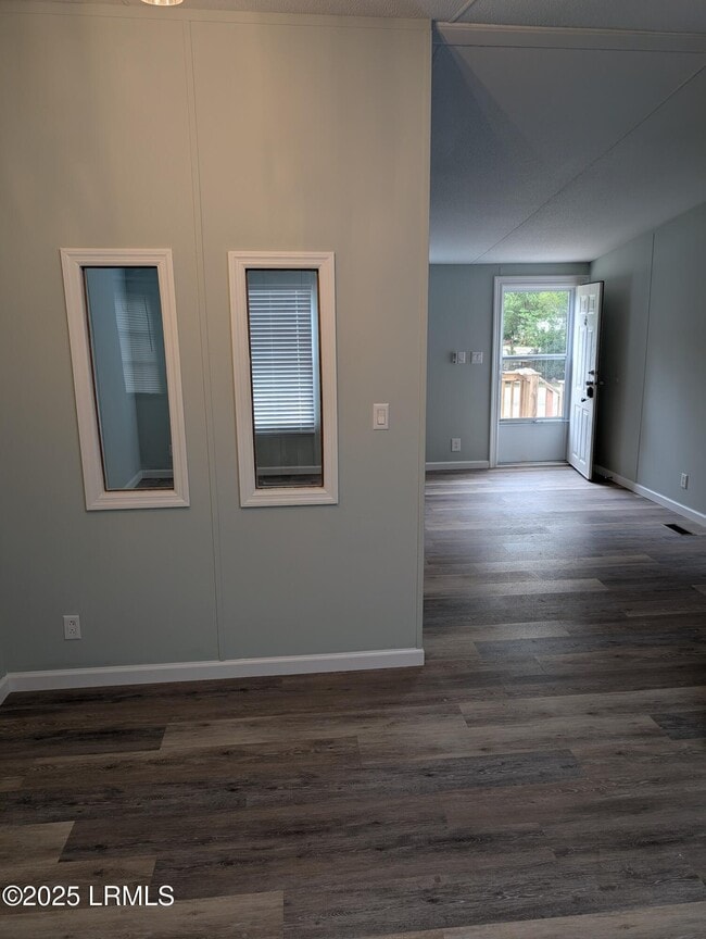 Building Photo - 5 Jillfer Ln