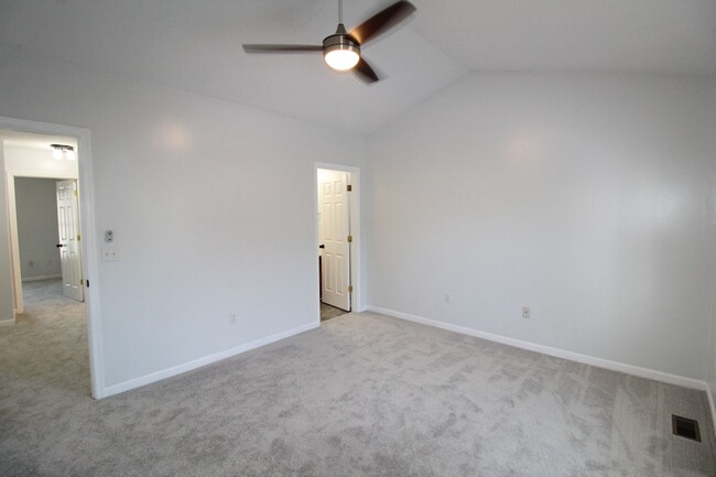 Building Photo - 865 Camelot Ln