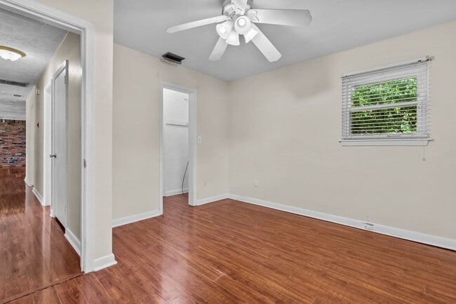 Building Photo - Great Location and Access to Interstate!