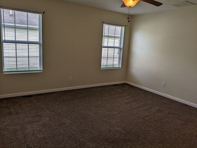 Building Photo - 4 Bedroom Home on East Side-Pets Welcome