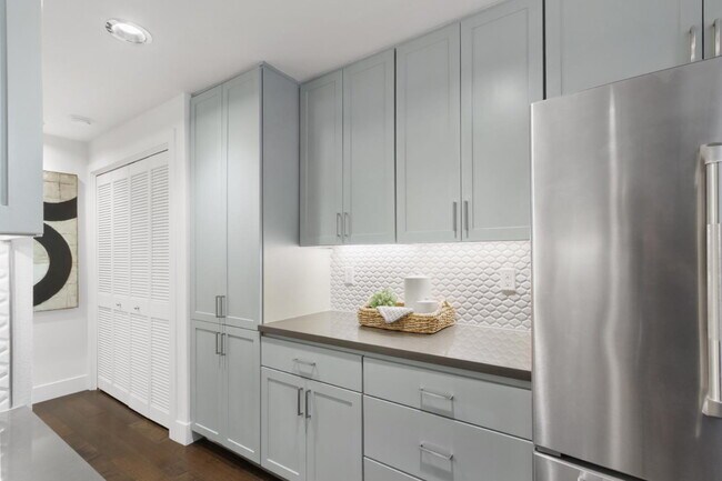 Building Photo - Gorgeous townhouse