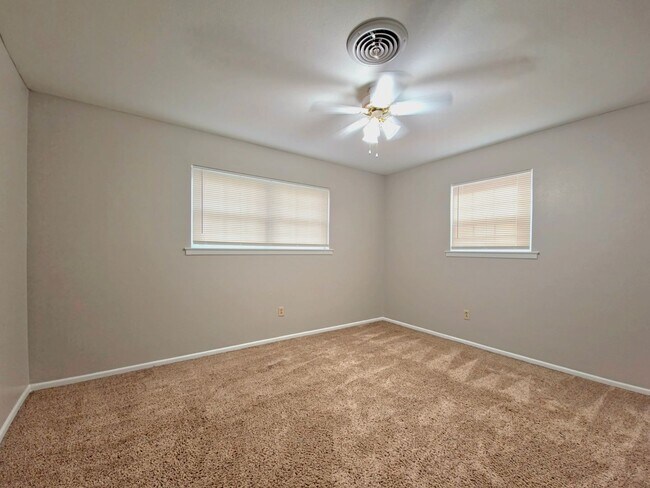 Building Photo - 4 Bedroom Home Near LCU with HUGE Bonus Room