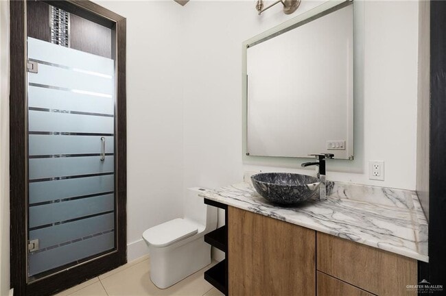 Building Photo - 45 Travis St