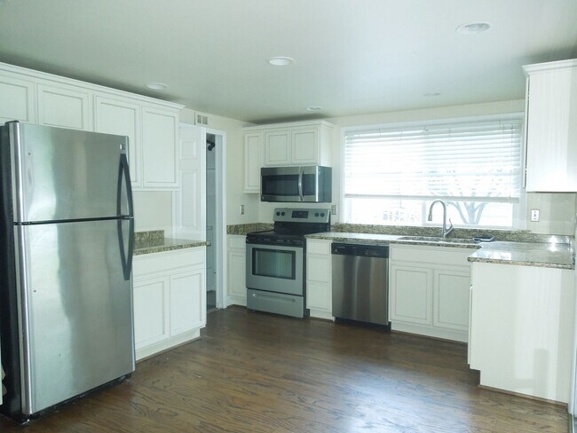 Building Photo - 7 Biscayne Pl