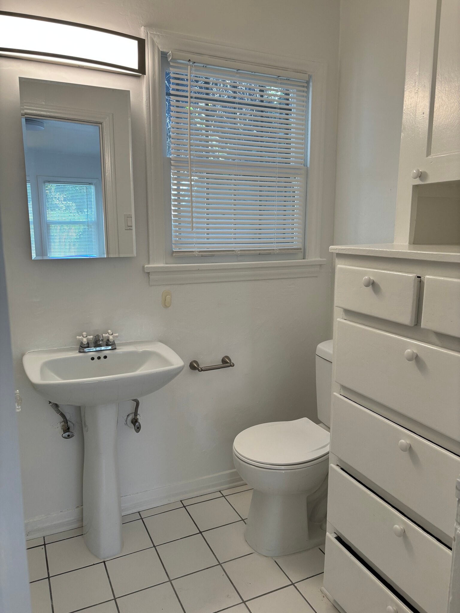 Building Photo - 8707 W West Knoll Dr