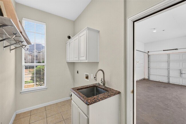Building Photo - 8701 Mandevilla Dr
