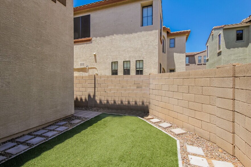 Building Photo - 2432 W Dusty Wren Dr