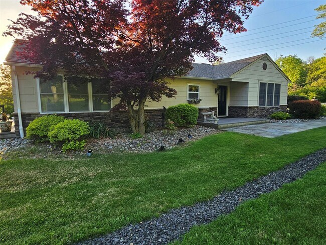 Primary Photo - 13 Old Quaker Hill Rd