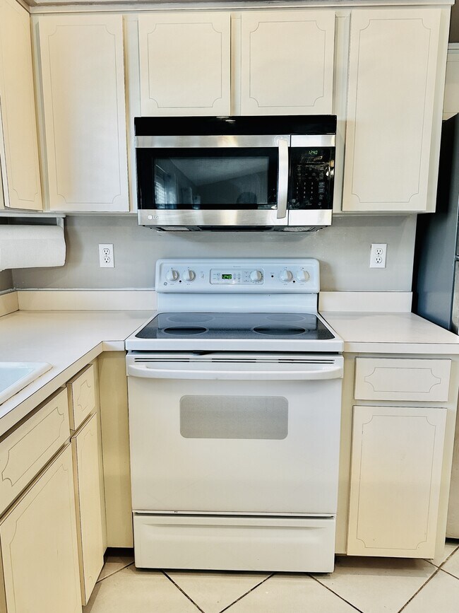 Building Photo - 840 104th Ave N