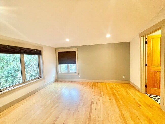 Building Photo - AVAILABLE NOW 3 BD 3.5 BA Townhome in Fremont