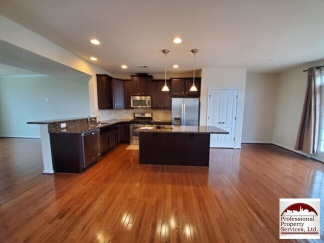 Building Photo - Beautiful Luxury Townhome Near Everything!