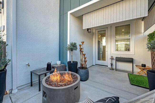 Building Photo - Beautiful 3 Bedroom Home with Updated Finishes & 2-Car Garage!