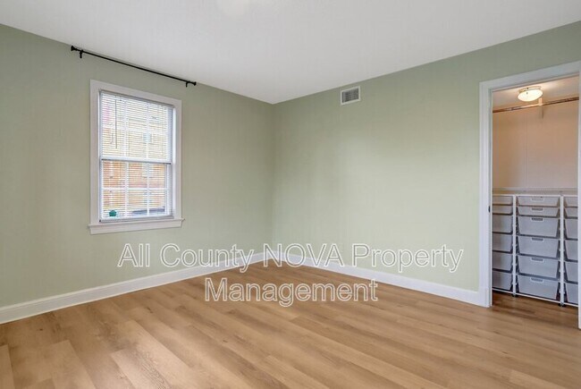 Building Photo - 2405 Arlington Blvd