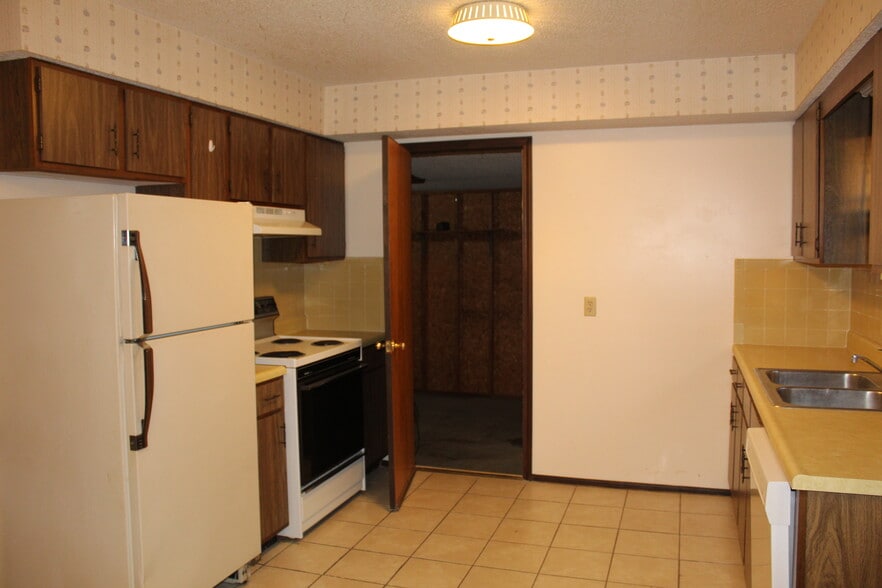 Kitchen - 2252 W Twin Acres Ct