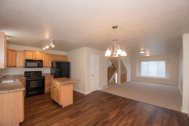 Building Photo - Beautiful Townhome in Great Location!