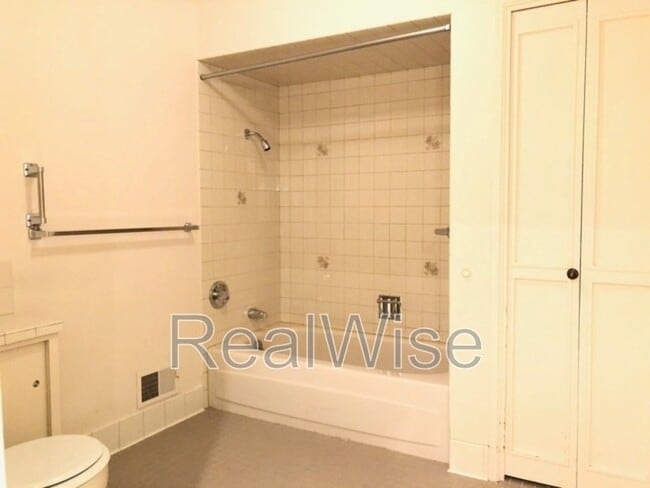 Building Photo - 7730 SW Eaker Pl