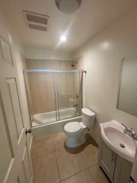 Building Photo - 619 W 83rd St