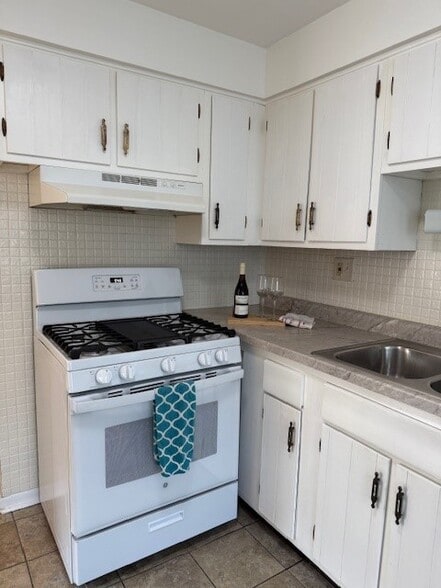 Kitchen - 260 E Lake St