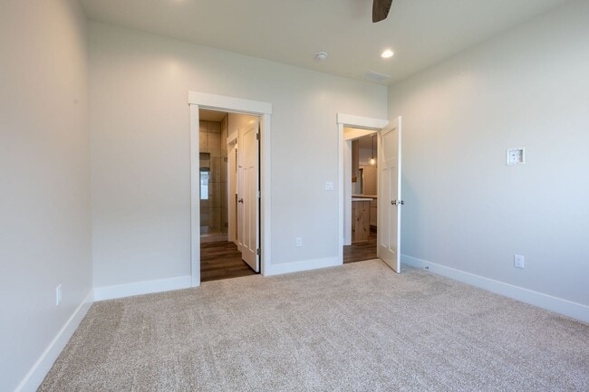 Building Photo - HOLY MOLY CHECK OUT THIS BEAUTIFUL 3 BED 2...