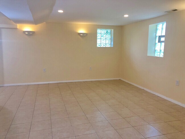 Building Photo - Charming 3 Bedroom/2 Bathroom Duplex in West Hills, MD!