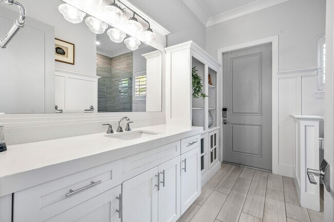 Building Photo - 2100 Notre Dame Dr