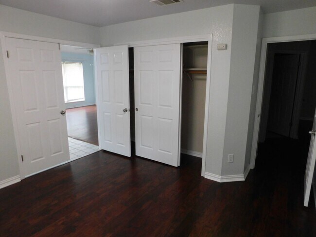 Building Photo - 1301 Leah Ln