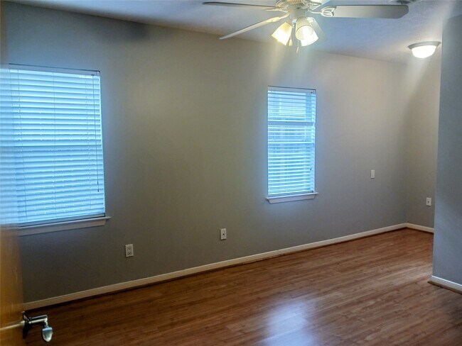 Building Photo - 923 W 41st St