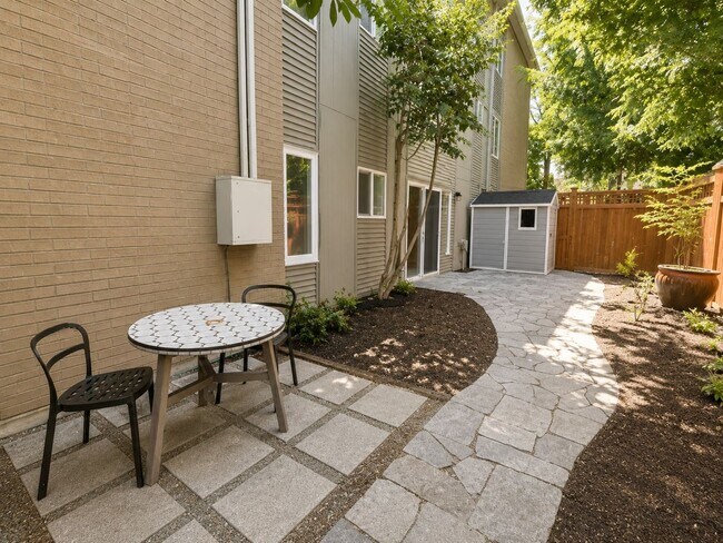 Building Photo - 2bd/1ba Seattle Condo
