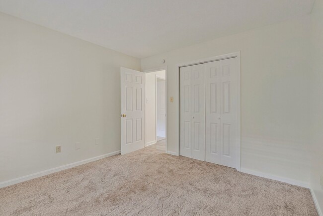 Building Photo - Bright & Cheery 2 BR 2 Bath Unit Available...