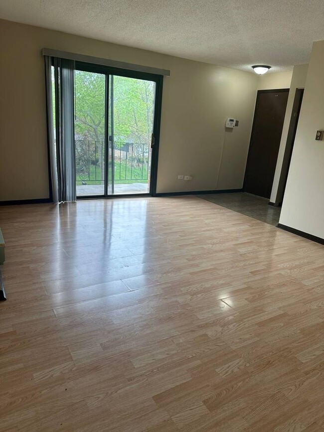 Building Photo - 5160 Thomas Dr